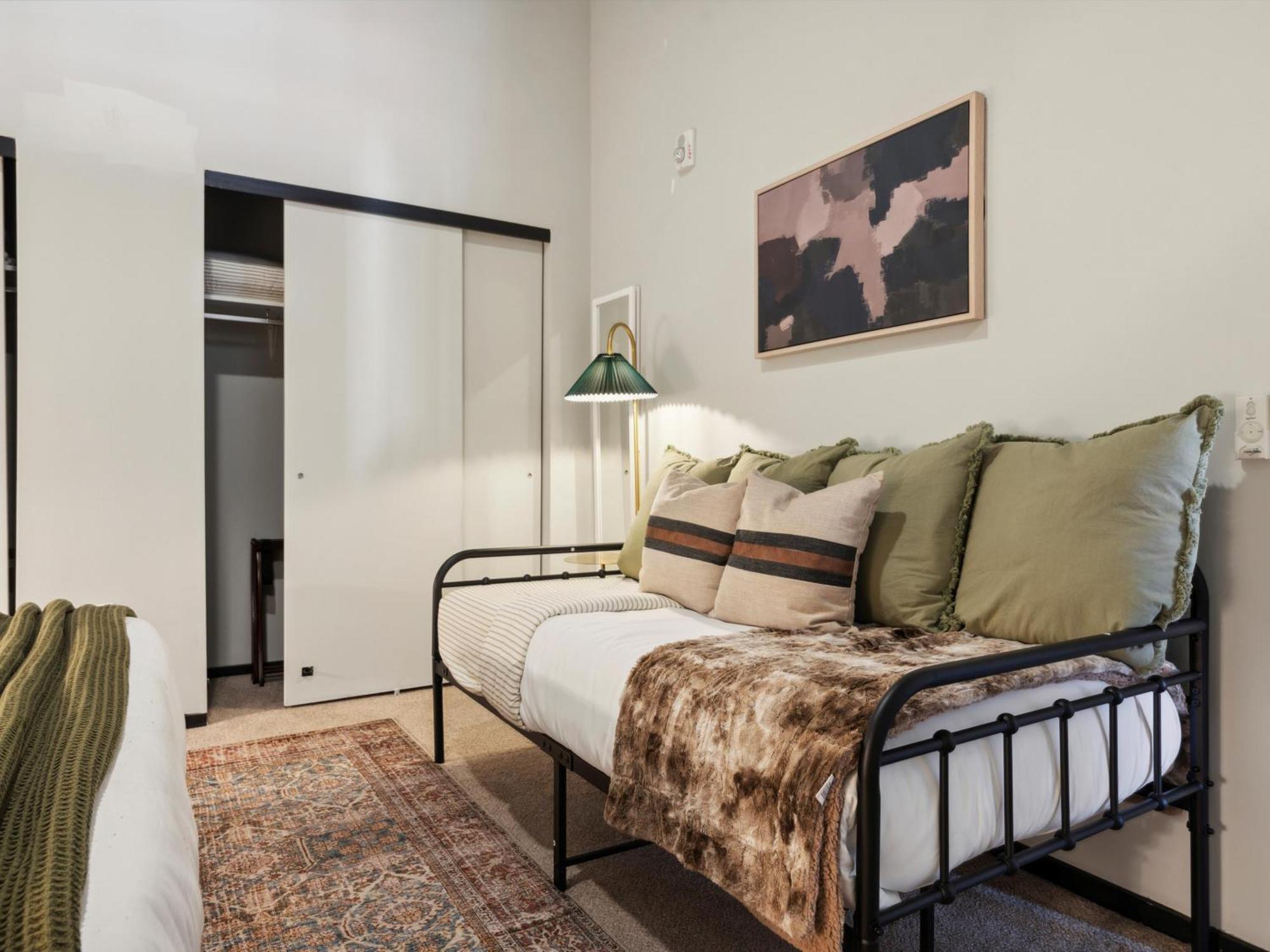 Large 3Br Apts & Studios, Free Parking, Gym, Game Room Филадельфия Номер фото