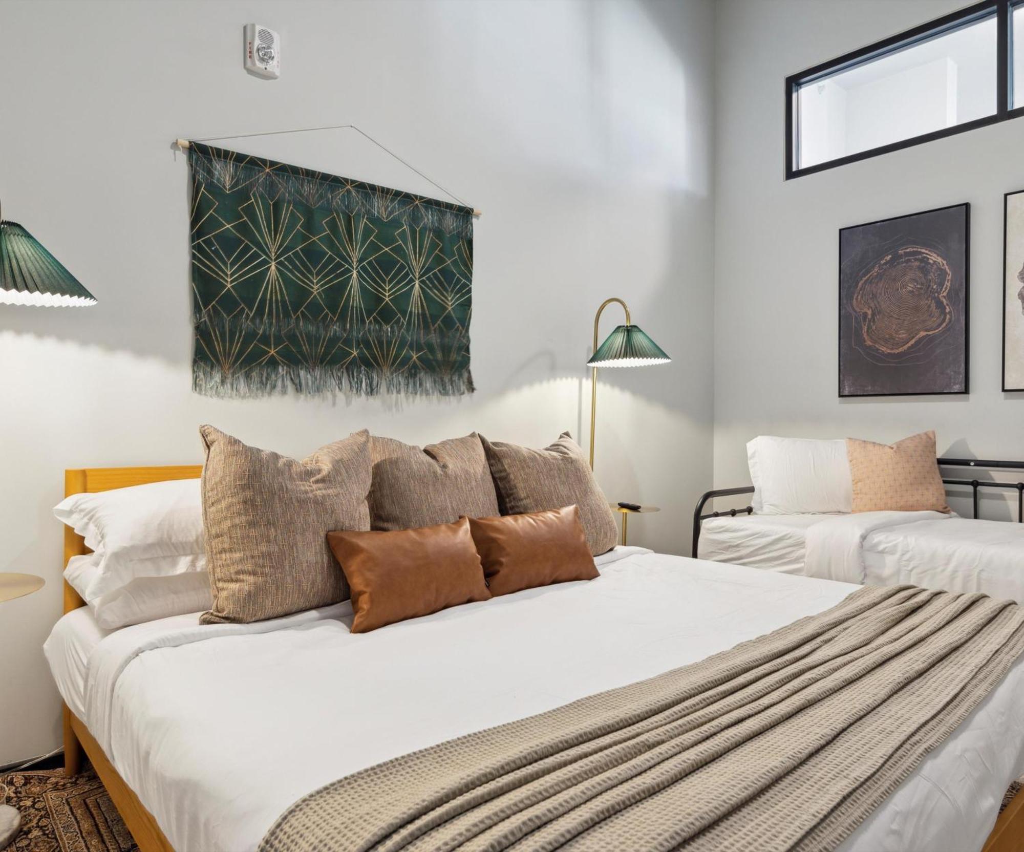 Large 3Br Apts & Studios, Free Parking, Gym, Game Room Филадельфия Номер фото